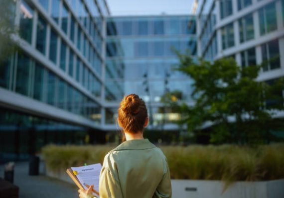 D’abord, les jeunes actifs rencontrent des obstacles liés à leurs revenus. Ensuite, leurs salaires sont souvent inférieurs