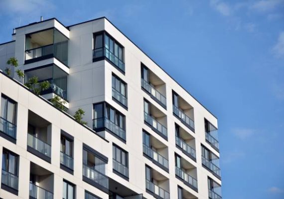 Une Smart City, ou ville intelligente, utilise la technologie pour améliorer la qualité de vie. En effet, elle optimise