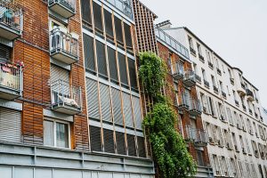 Une vente en indivision implique plusieurs propriétaires sur un même bien. Chacun détient une part du bien. Donc,