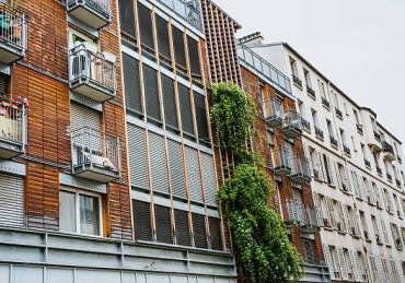 Une vente en indivision implique plusieurs propriétaires sur un même bien. Chacun détient une part du bien. Donc,