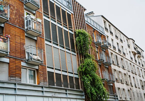 Une vente en indivision implique plusieurs propriétaires sur un même bien. Chacun détient une part du bien. Donc,