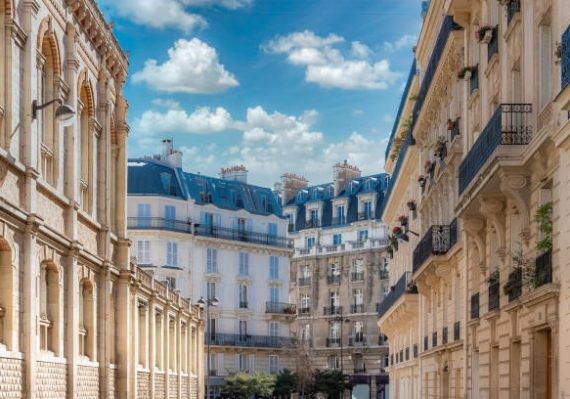Lorsqu’une personne décède, ses biens sont partagés entre les héritiers. L’indivision successorale commence