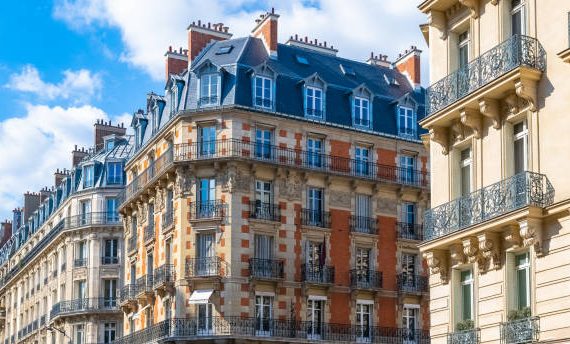Lorsqu’un bien appartient à plusieurs personnes, il est en indivision. Ce régime s'applique souvent après un décès.